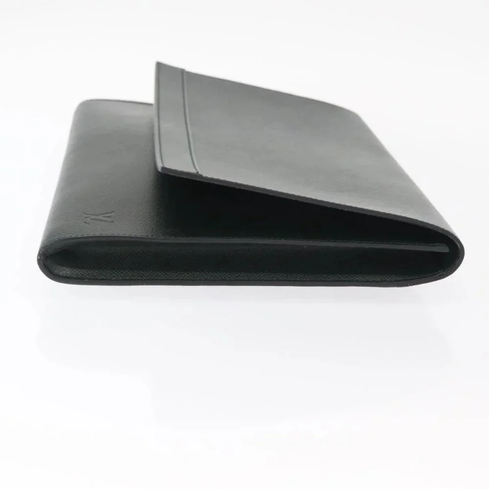 LOUIS VUITTON Taiga Leather Volga Briefcase Epicea